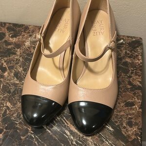 Naturalizer Tan and Black Heels with Cap-Toe Design - size  8.5 W